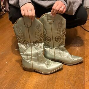 A little creased but other than they are hardly worn, ask for videos